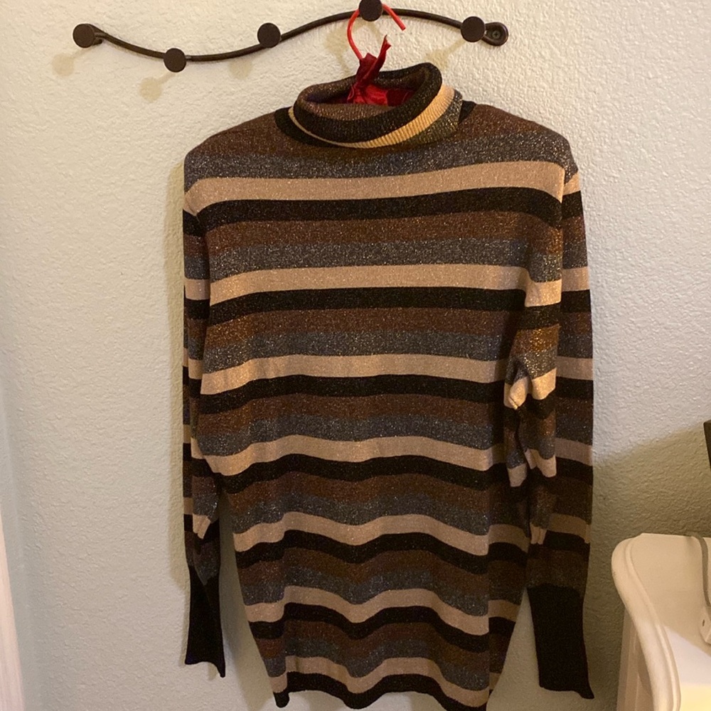 This turtleneck sweater with long sleeves has stripes.